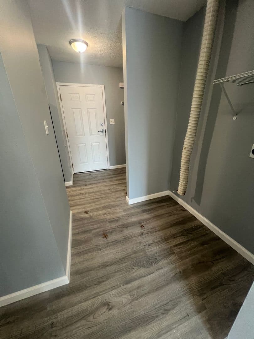 Oakford Apartment: 104 W Petersburg St