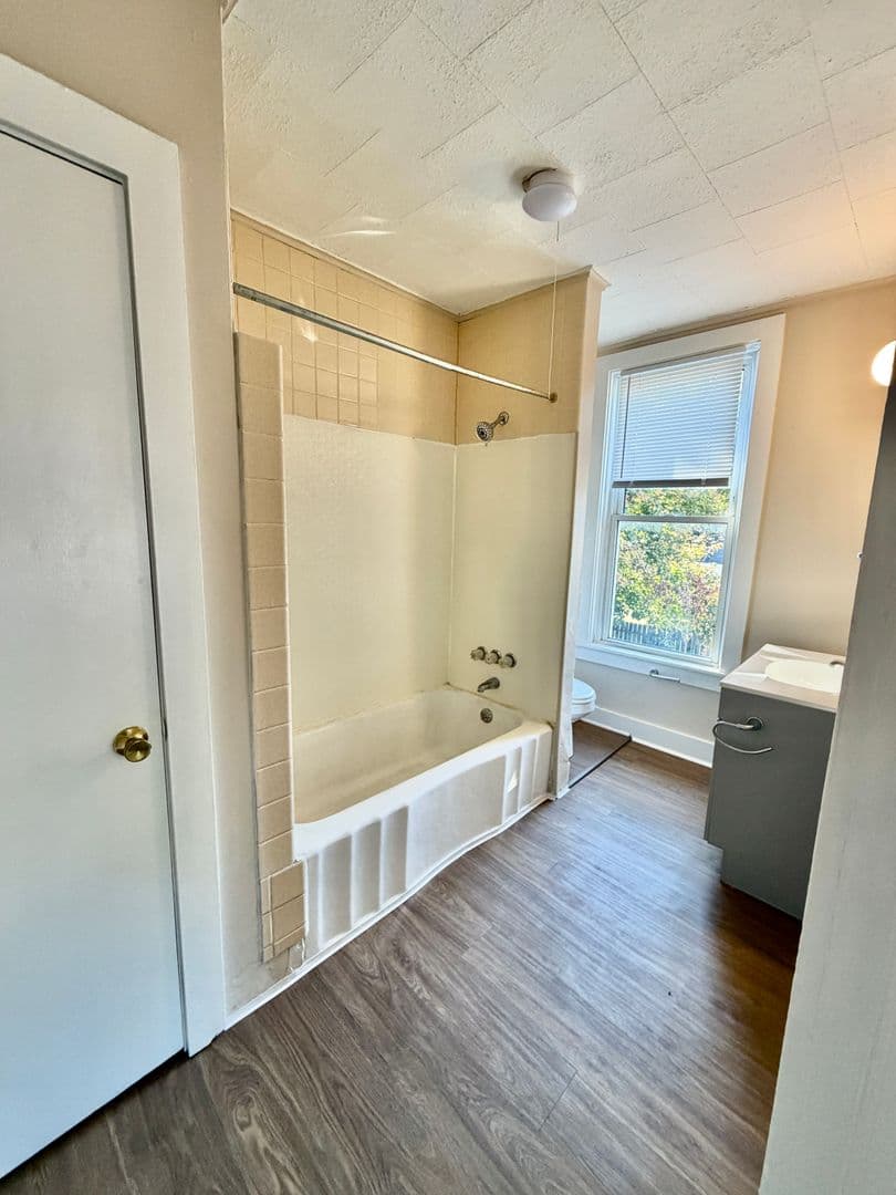 Lincoln Apartment: 515 S Maple Street