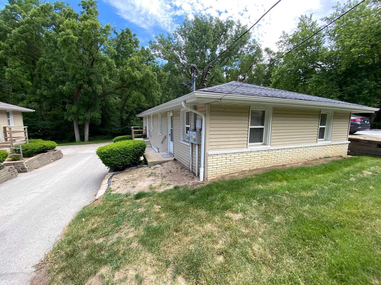 Creve Coeur Apartment: 152 Maywood Avenue