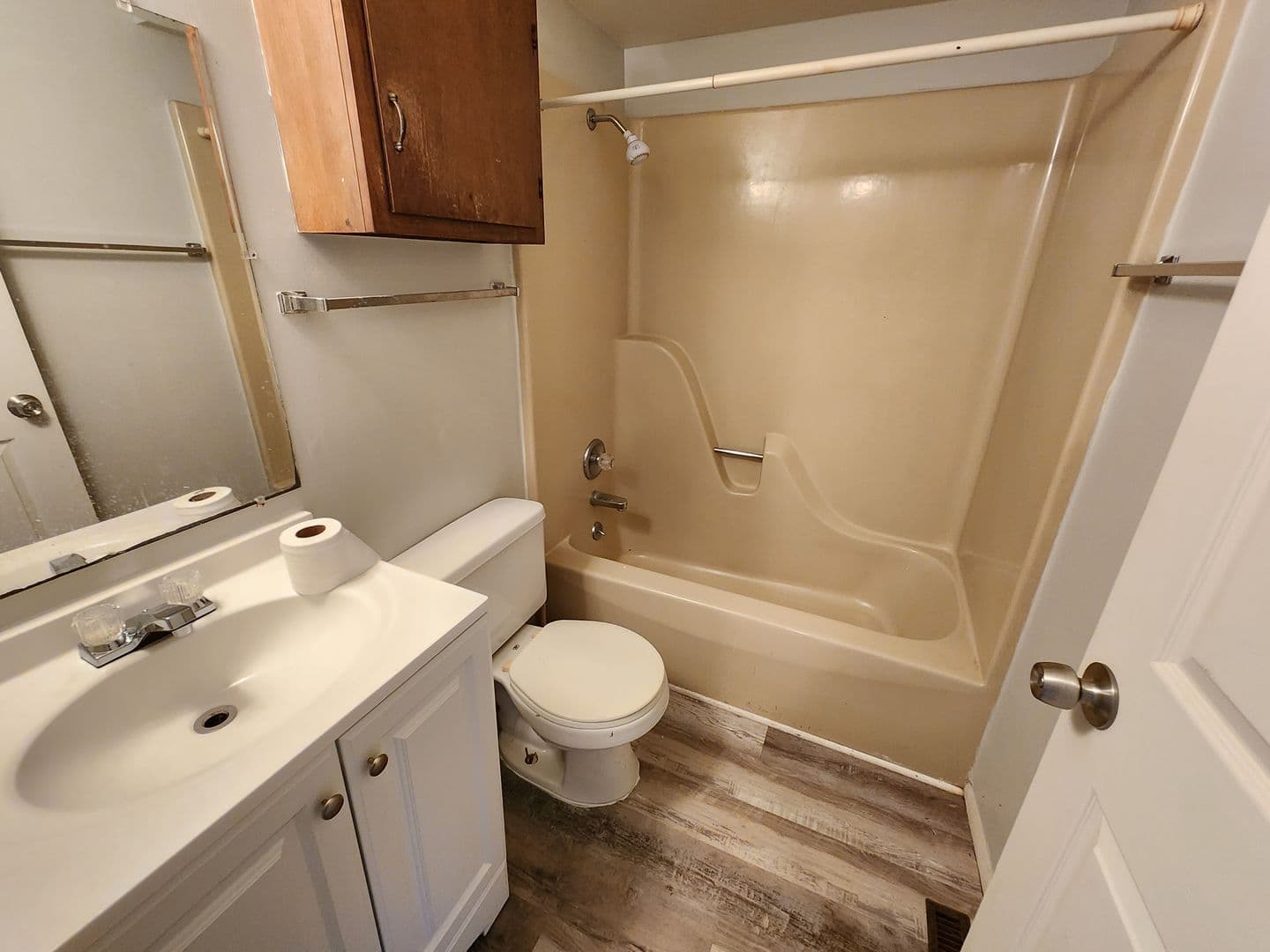 Normal Apartment: 705 N Golfcrest