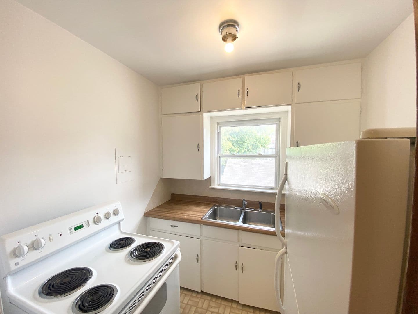 Fairbury Apartment: 211 E Walnut