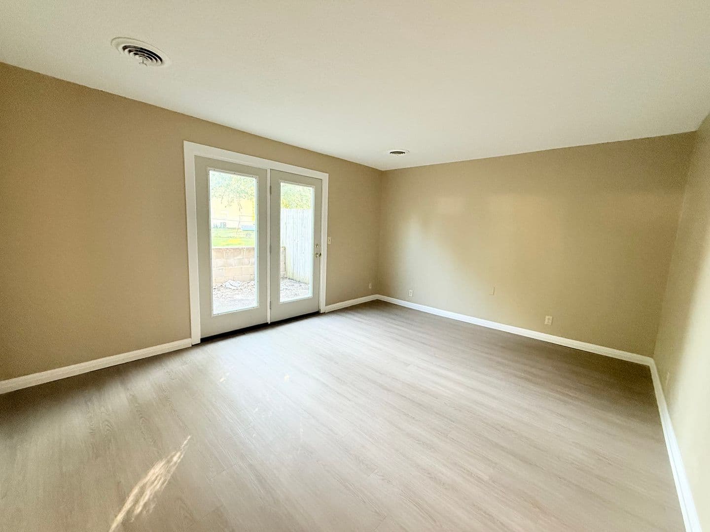 LeRoy Apartment: 209 W. School
