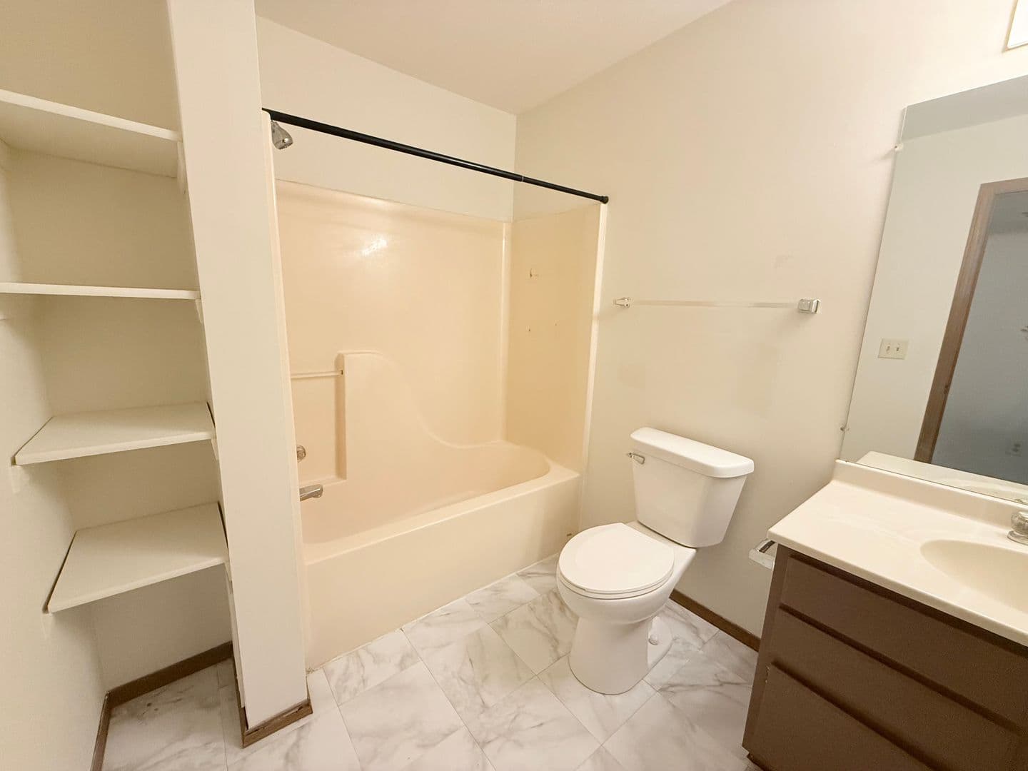 Bloomington Apartment: 2001 S. Morris Ave