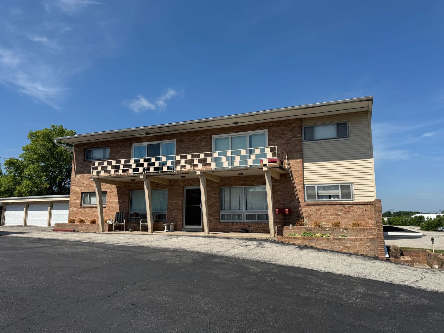 Bloomington Apartment: 221 Robinhood LN