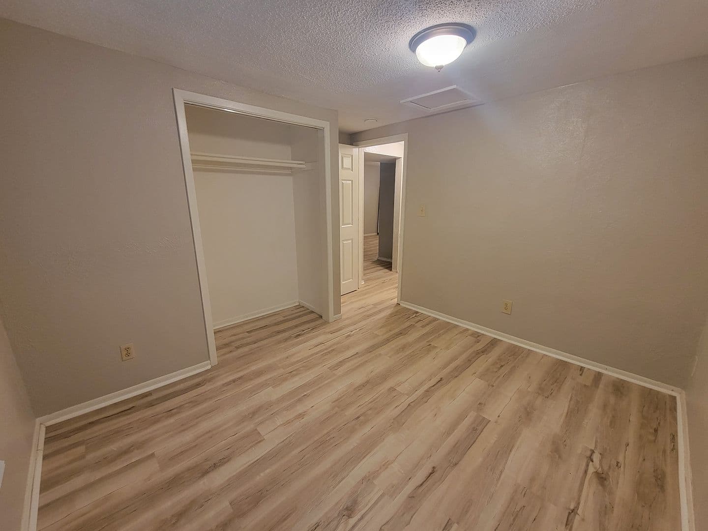 Creve Coeur Apartment: 156 Maywood Avenue