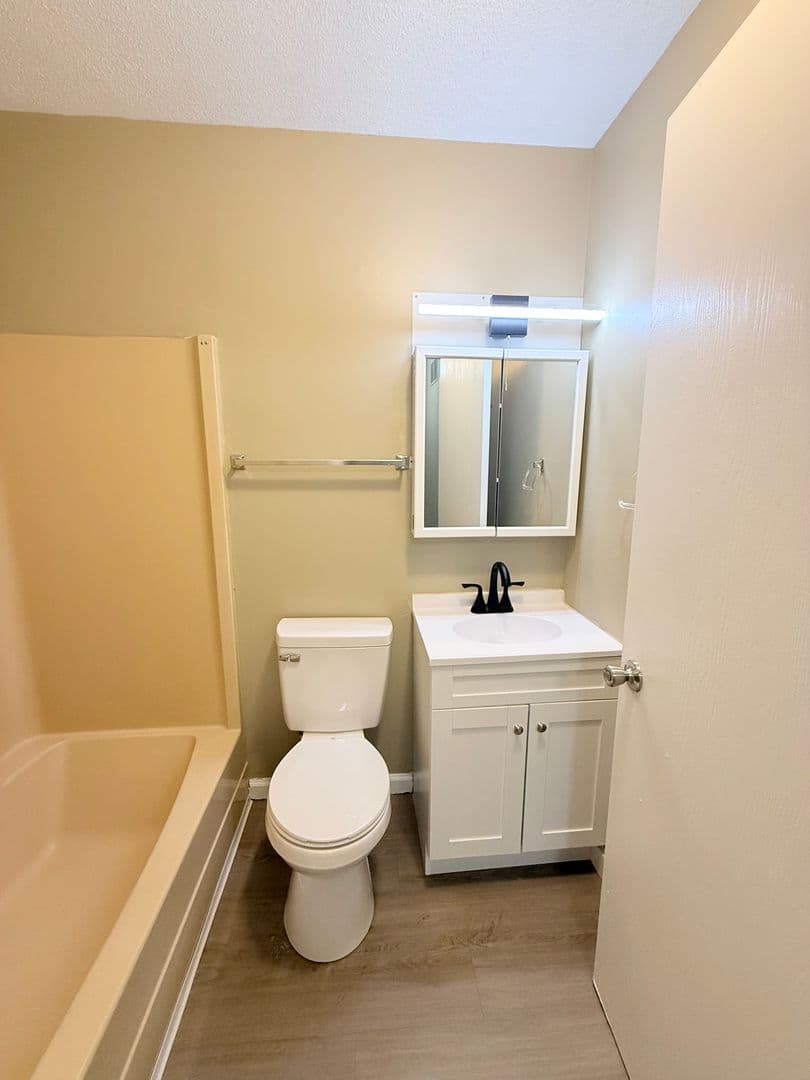 LeRoy Apartment: 209 W. School