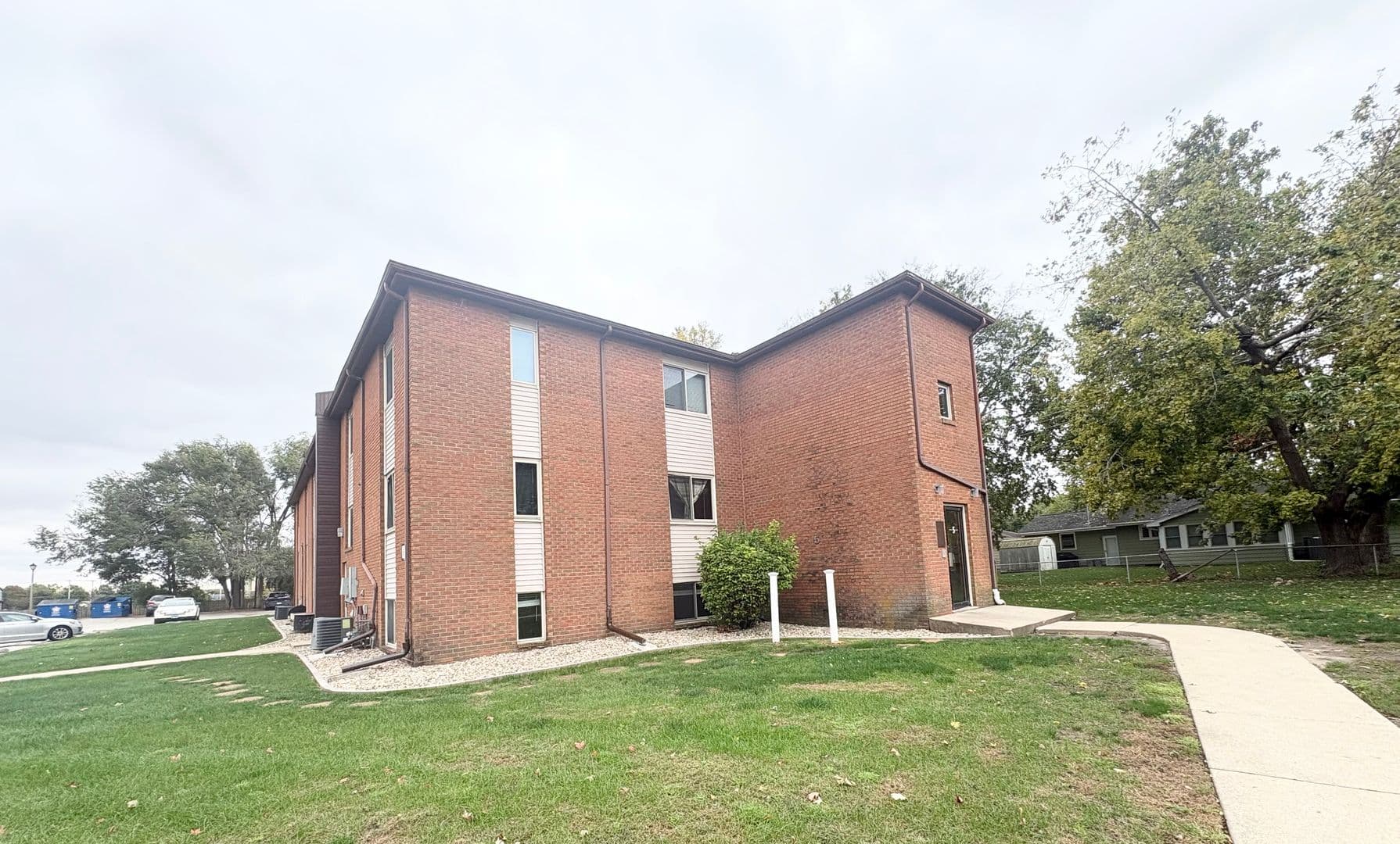 Bloomington Apartment: 5 Willedrob