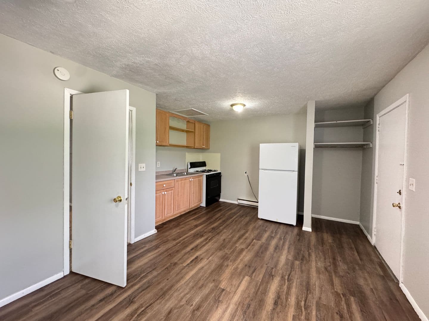 Normal Apartment: 210 E Vernon Ave