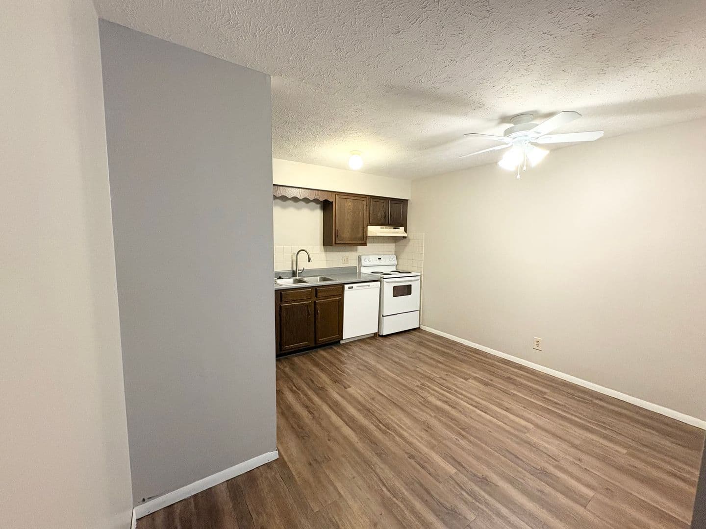 Bloomington Apartment: 6 Willedrob