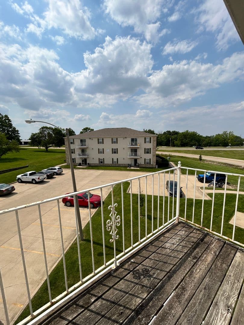 Bloomington Apartment: 2001 S. Morris Ave