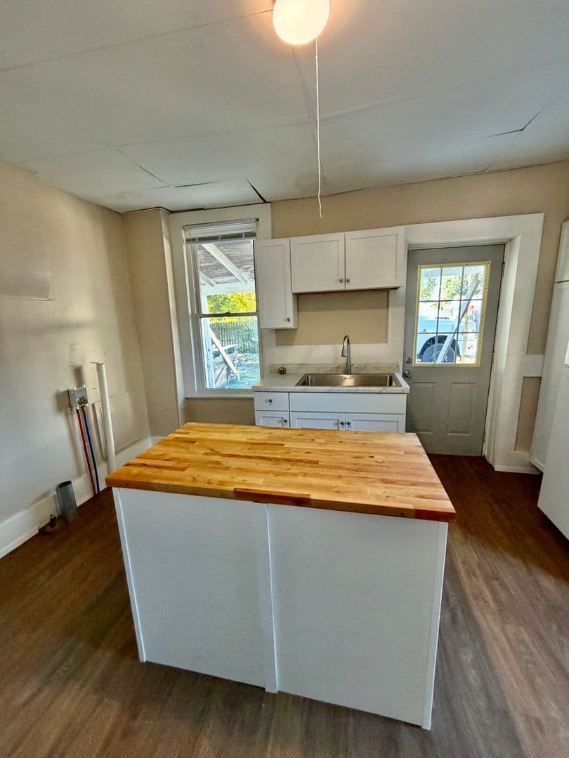 Lincoln Apartment: 515 S Maple Street