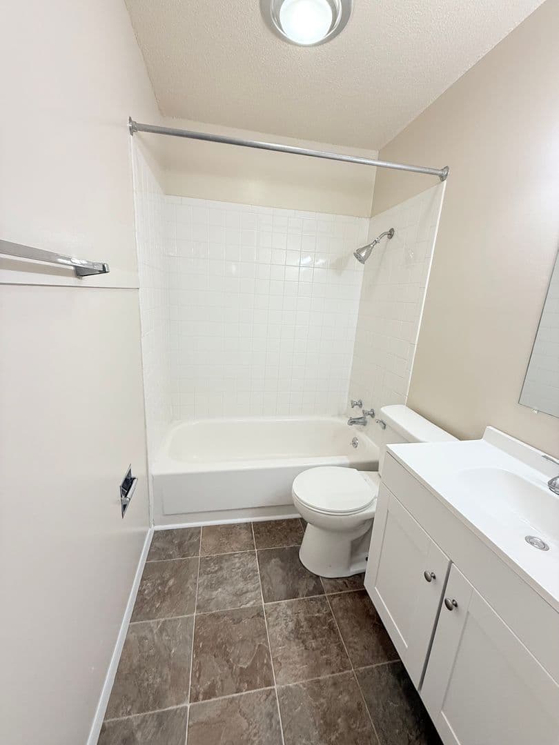 Lincoln Apartment: 110 Thompson Dr.