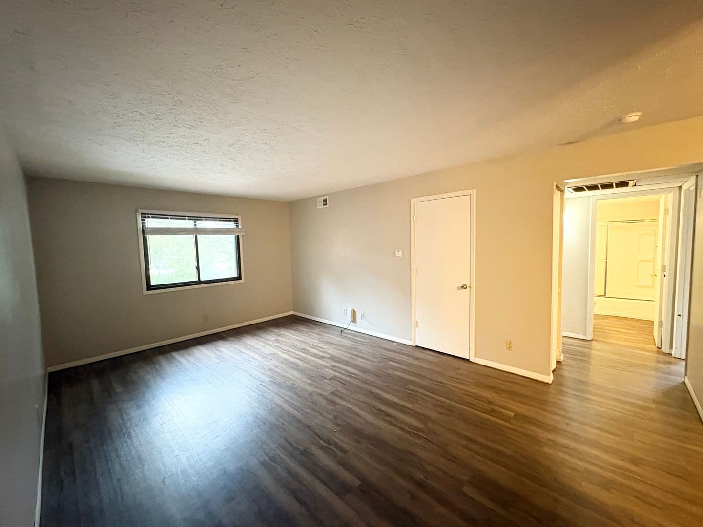 Bloomington Apartment: 6 Willedrob