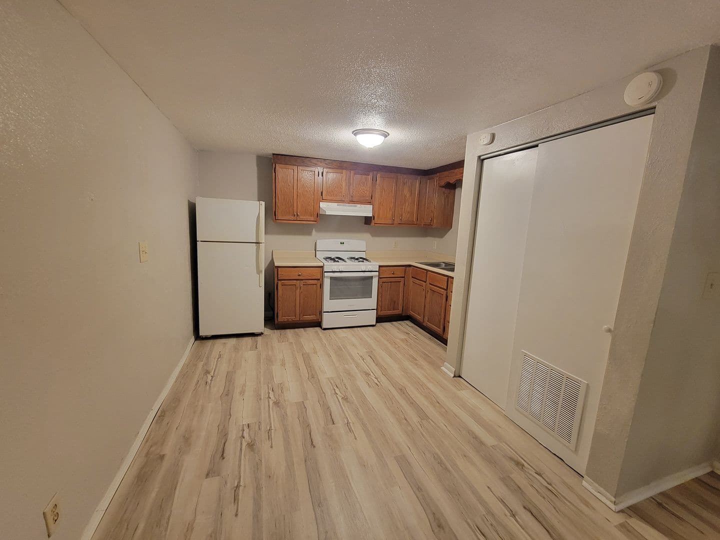 Creve Coeur Apartment: 156 Maywood Avenue