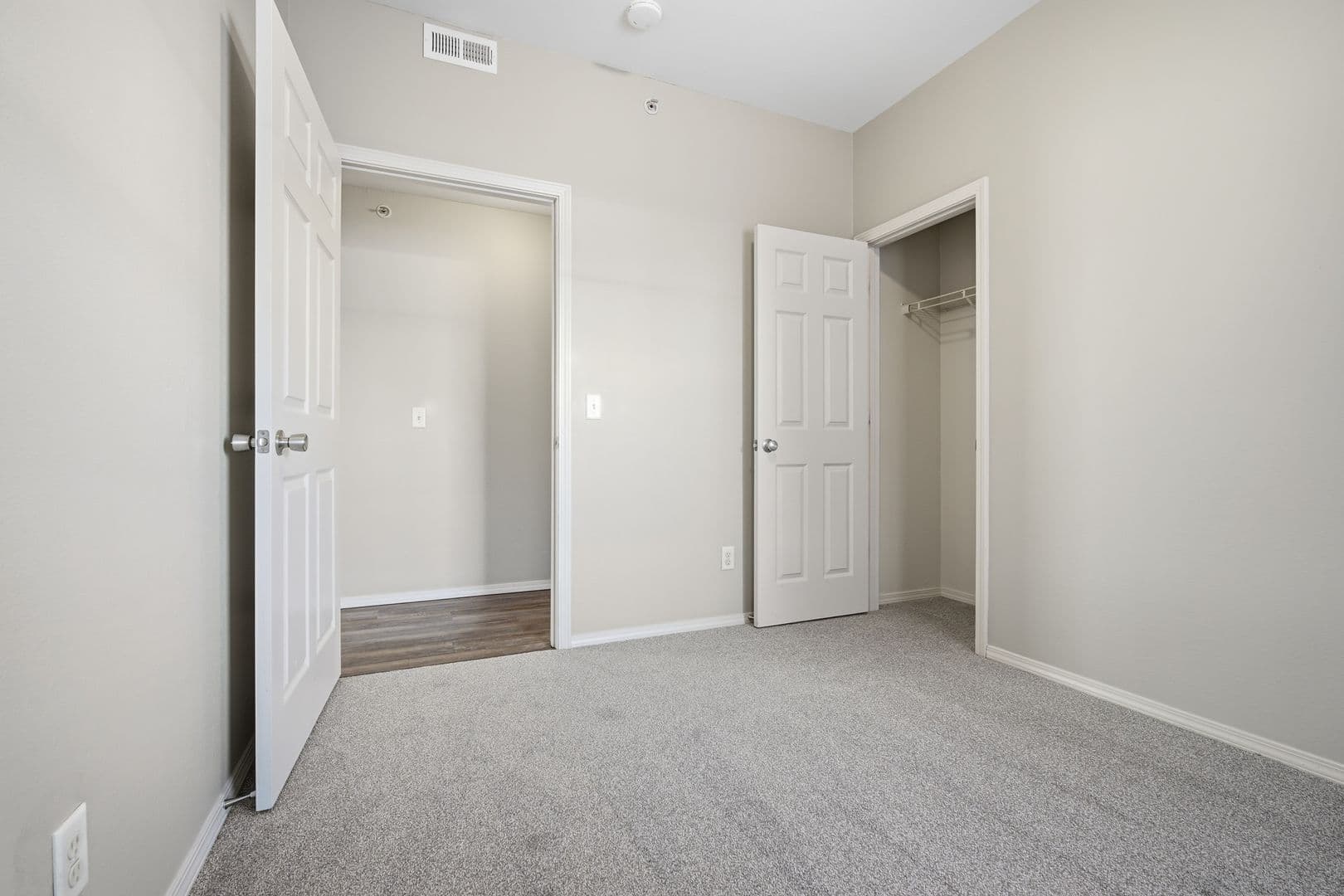 Bloomington Apartment: 20 Revolutionary Square