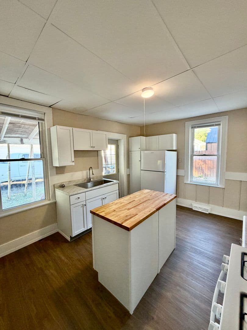 Lincoln Apartment: 515 S Maple Street
