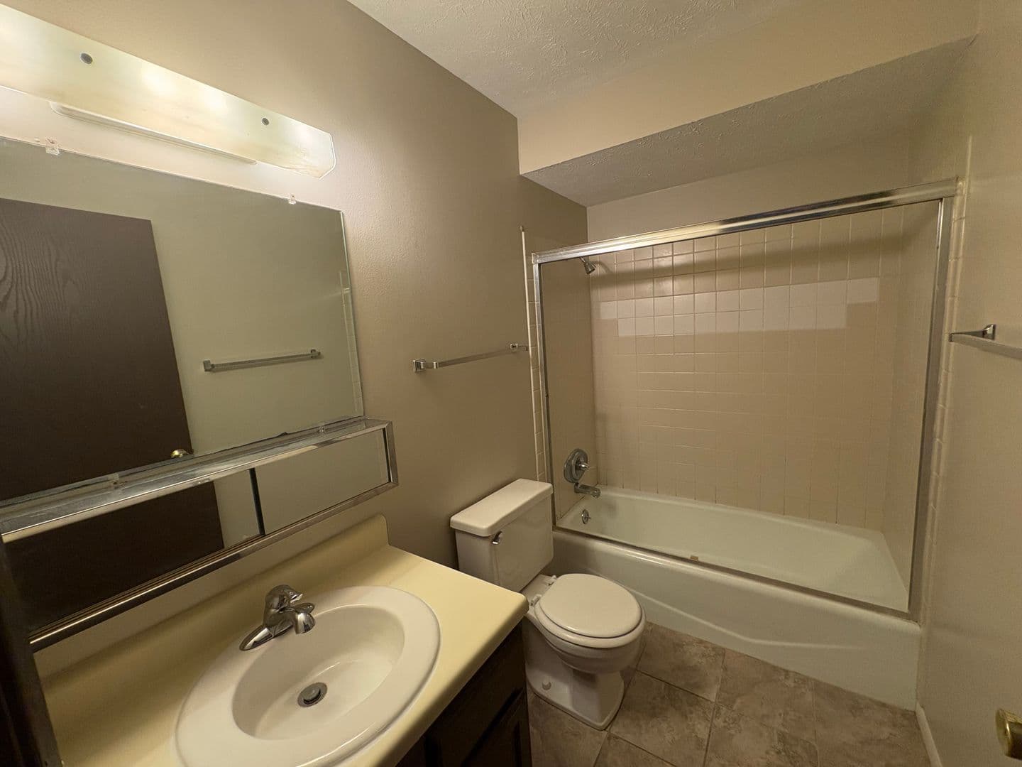 Bloomington Apartment: 6 Willedrob