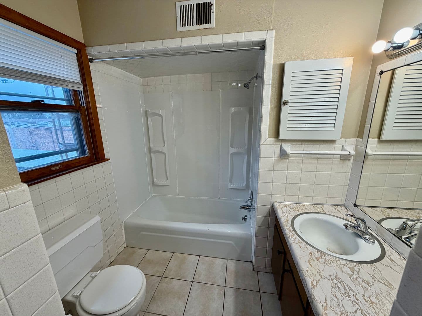 Bloomington Apartment: 316 Mecherle Drive