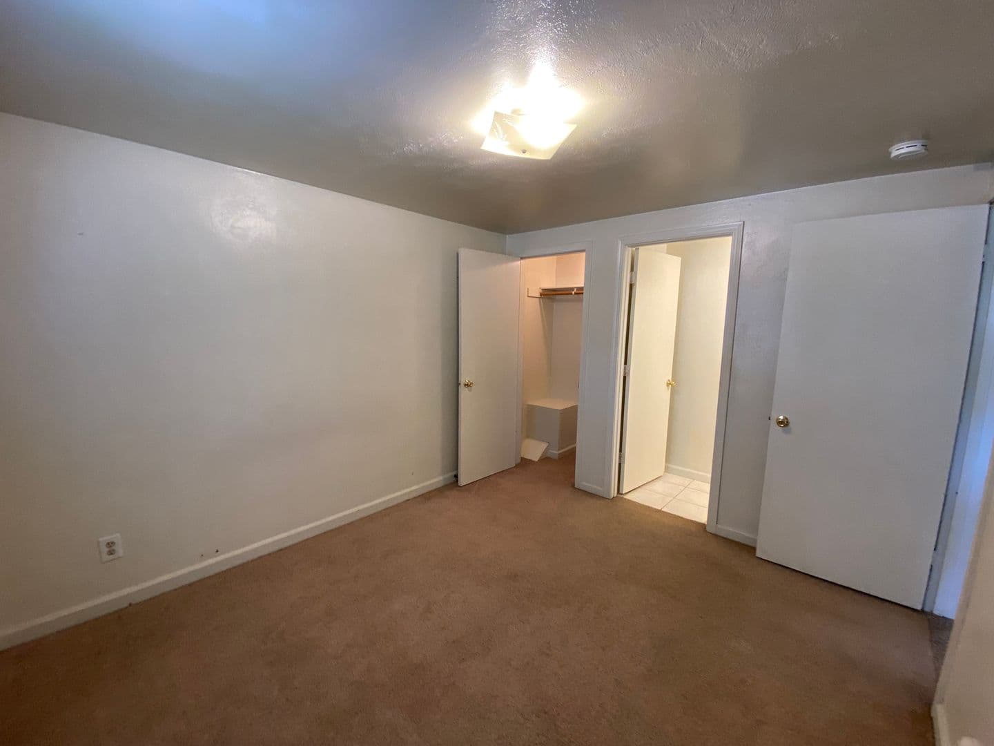 Creve Coeur Apartment: 152 Maywood Avenue