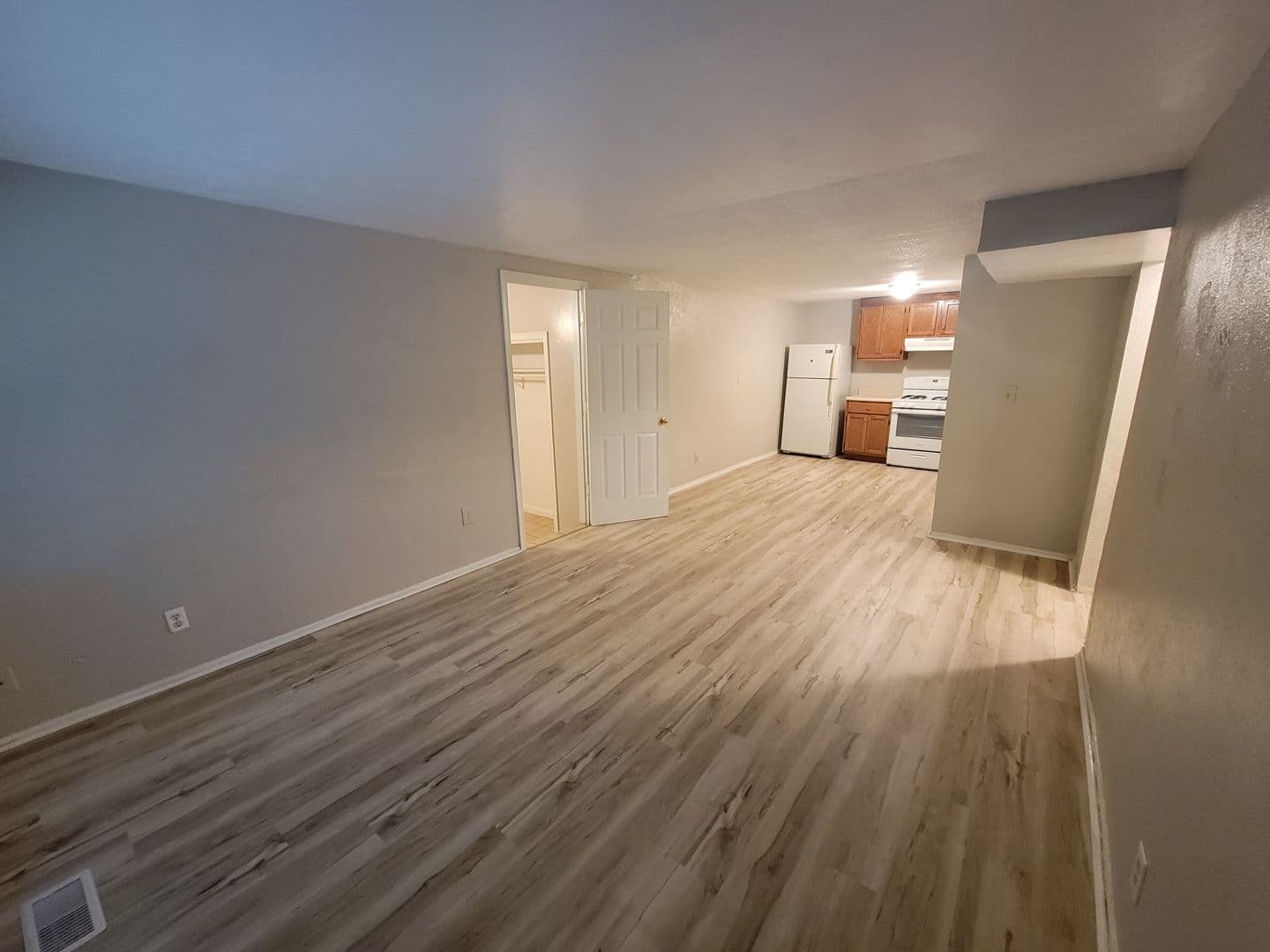 Creve Coeur Apartment: 156 Maywood Avenue