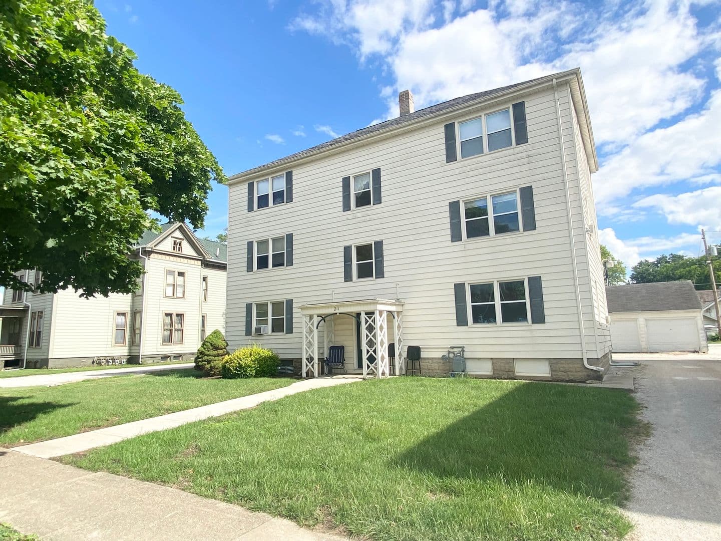 Fairbury Apartment: 211 E Walnut