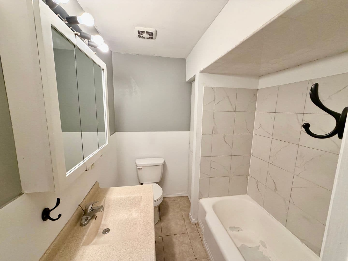 Bloomington Apartment: 514 E. Douglas Street