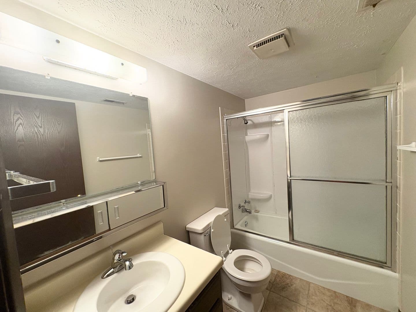 Bloomington Apartment: 6 Willedrob