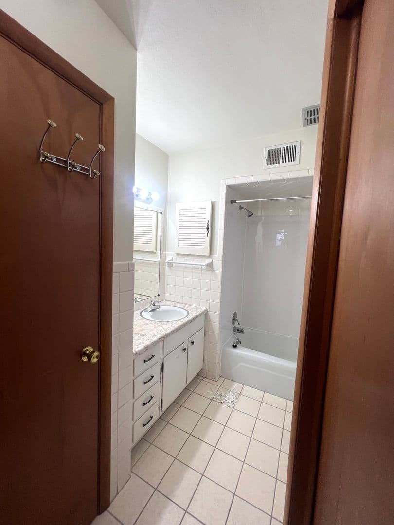 Bloomington Apartment: 316 Mecherle Drive