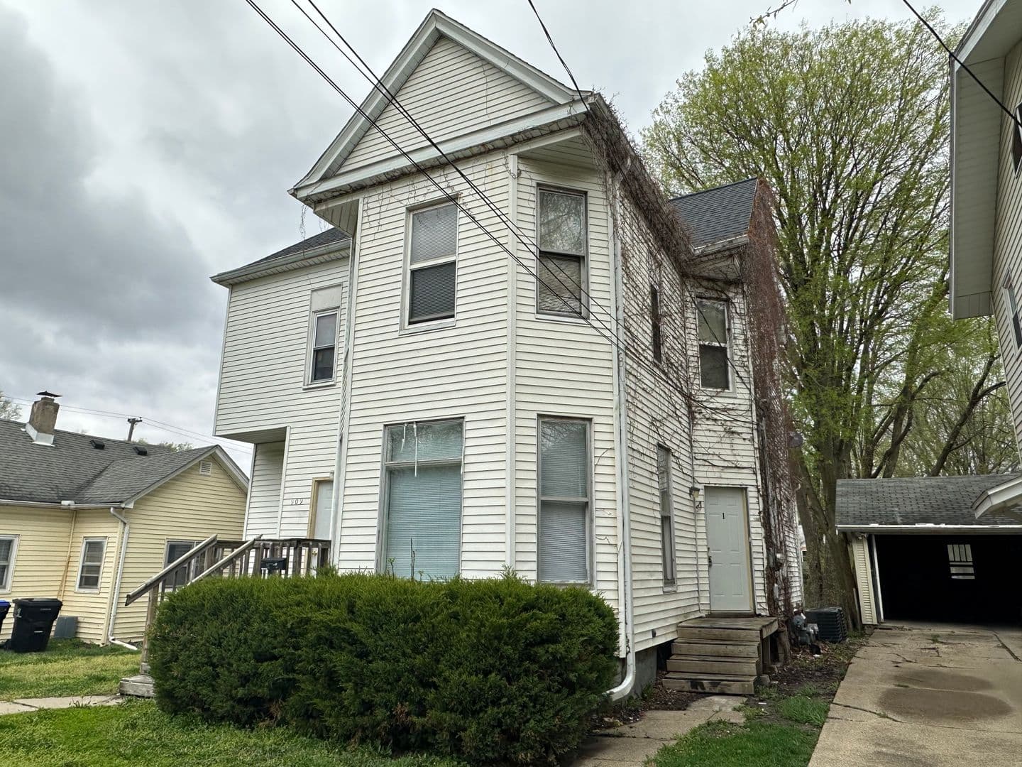 Bloomington Apartment: 909 W. Taylor