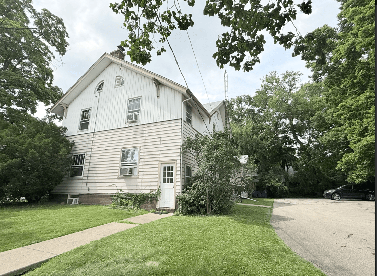 Bloomington Apartment: 801 N. McLean