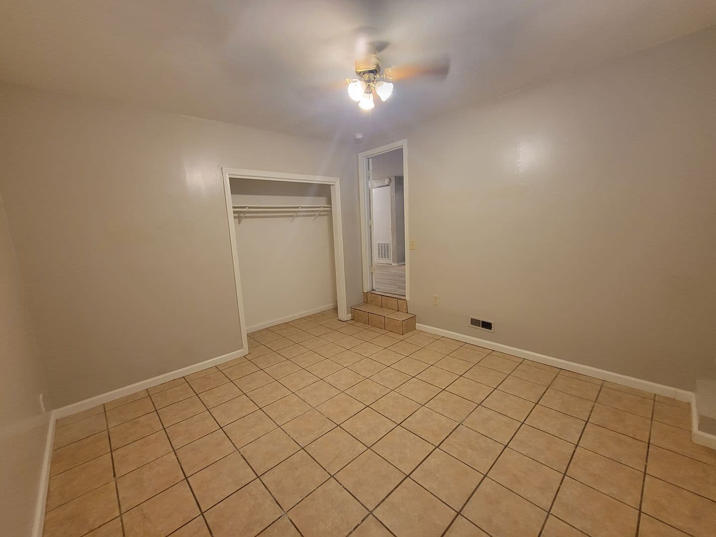 Creve Coeur Apartment: 156 Maywood Avenue