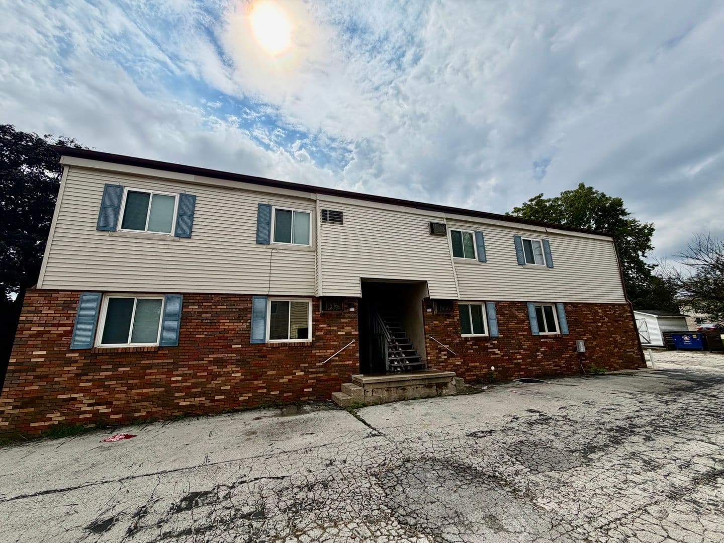 Normal Apartment: 607 Hillview
