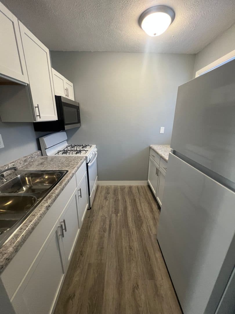 Oakford Apartment: 104 W Petersburg St