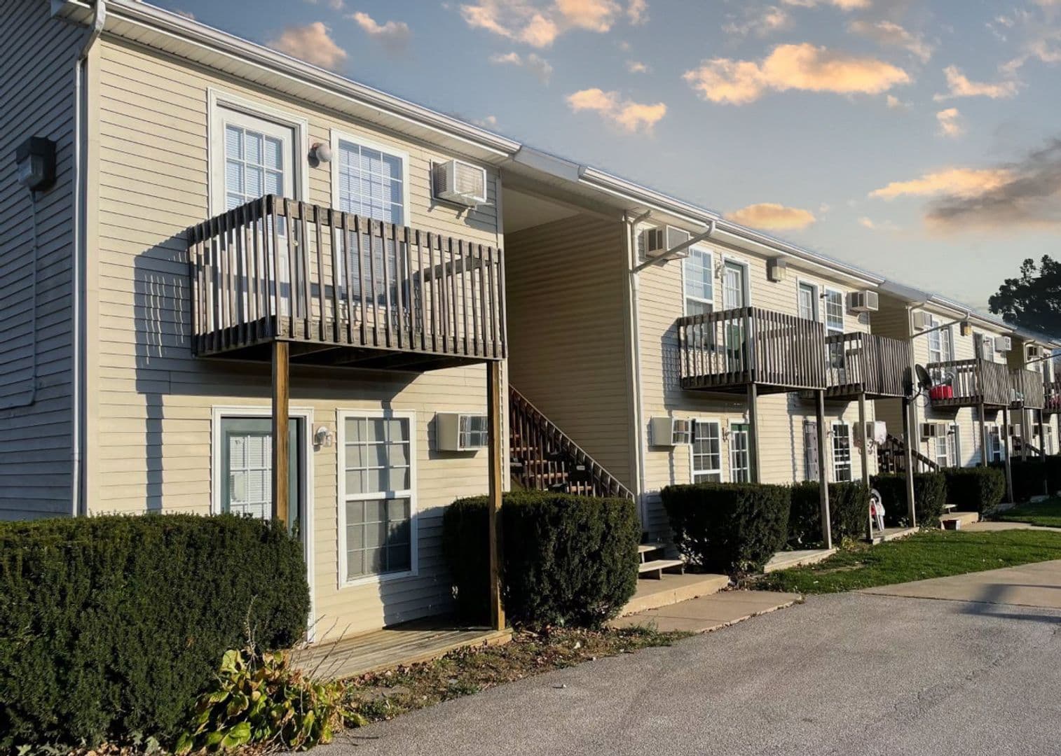 Normal Apartment: 106 W Shelbourne
