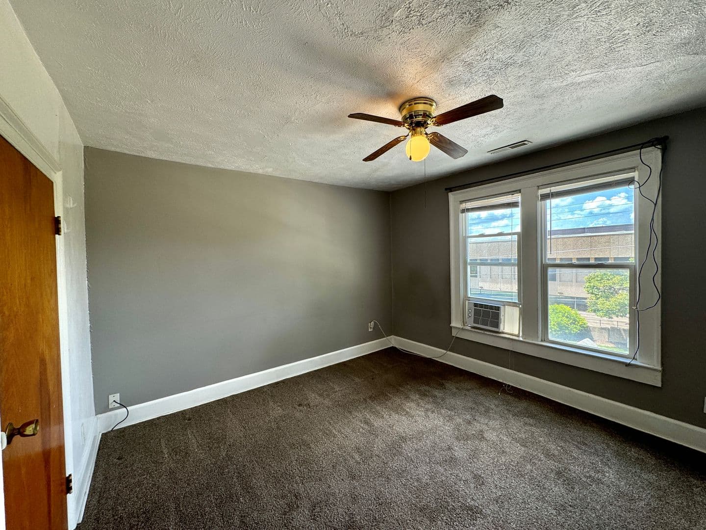Bloomington Apartment: 302 S. Prairie