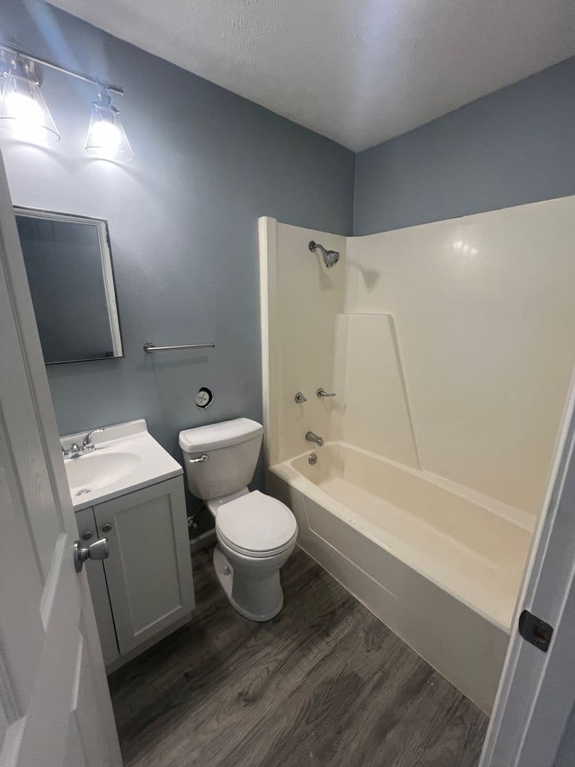 Oakford Apartment: 104 W Petersburg St