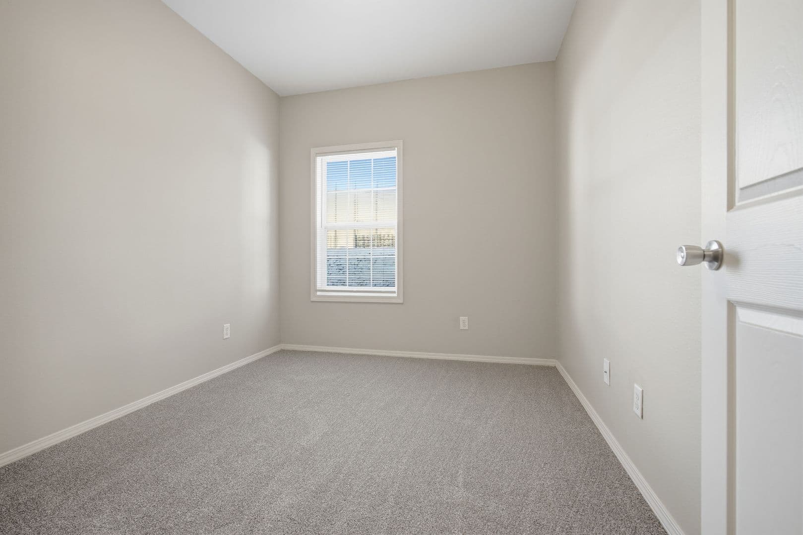 Bloomington Apartment: 20 Revolutionary Square