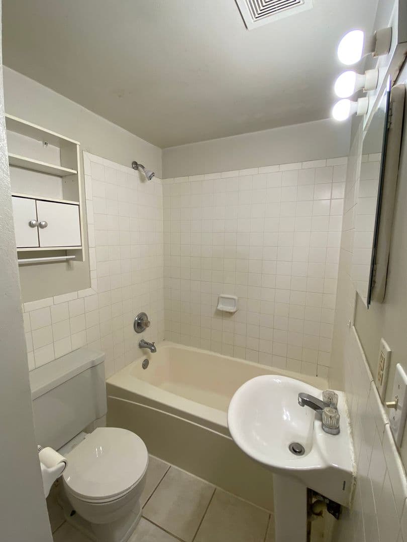 Creve Coeur Apartment: 152 Maywood Avenue