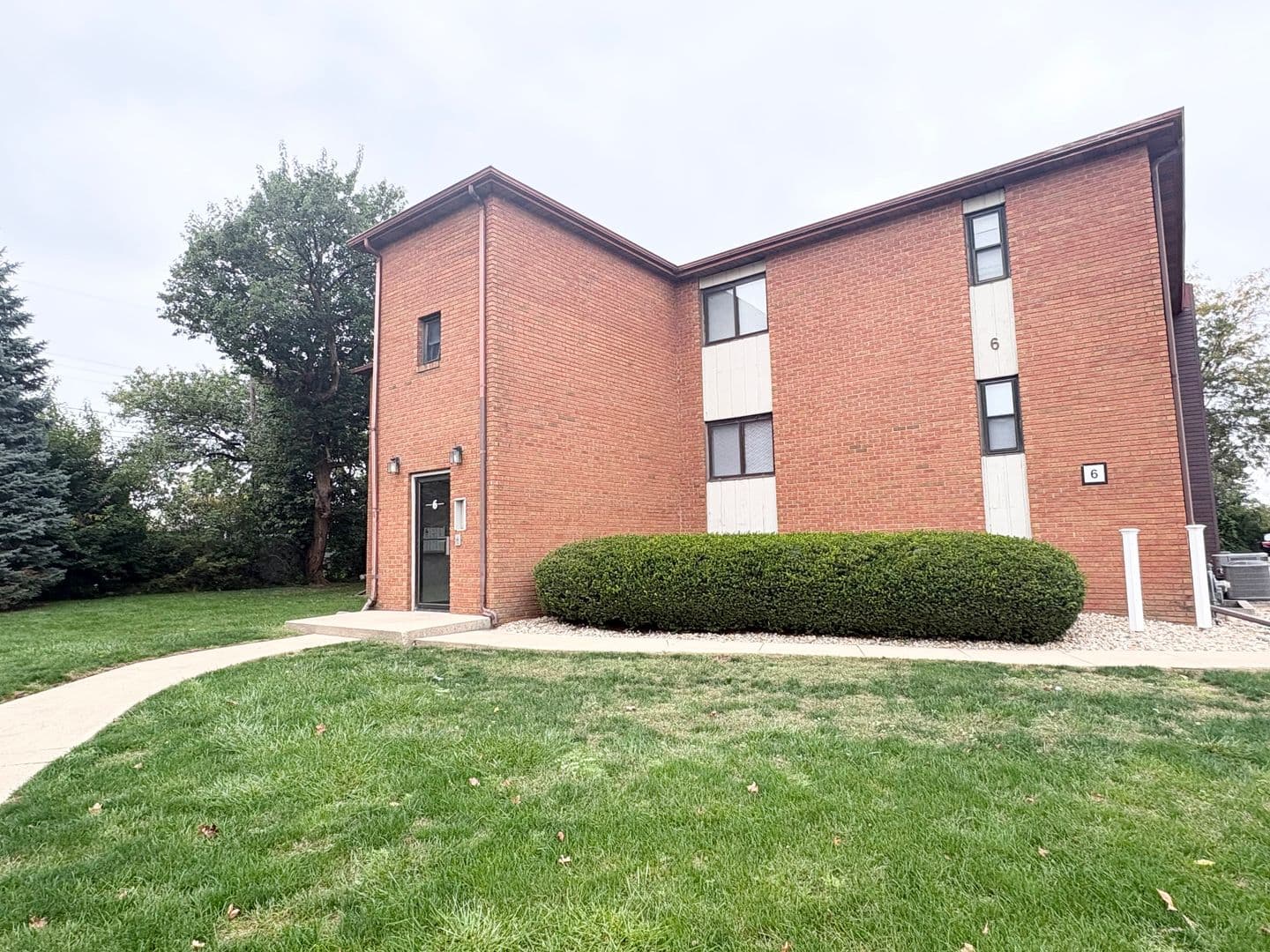Bloomington Apartment: 6 Willedrob