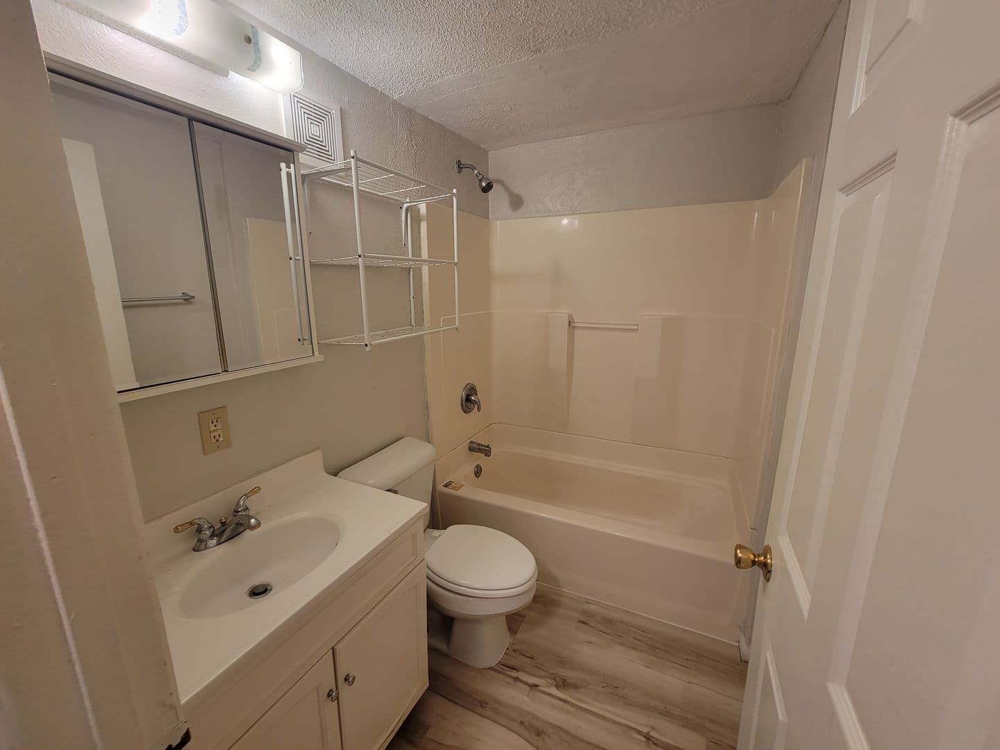Creve Coeur Apartment: 156 Maywood Avenue