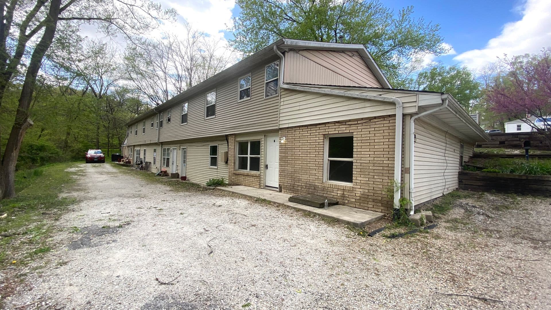 Creve Coeur Apartment: 156 Maywood Avenue