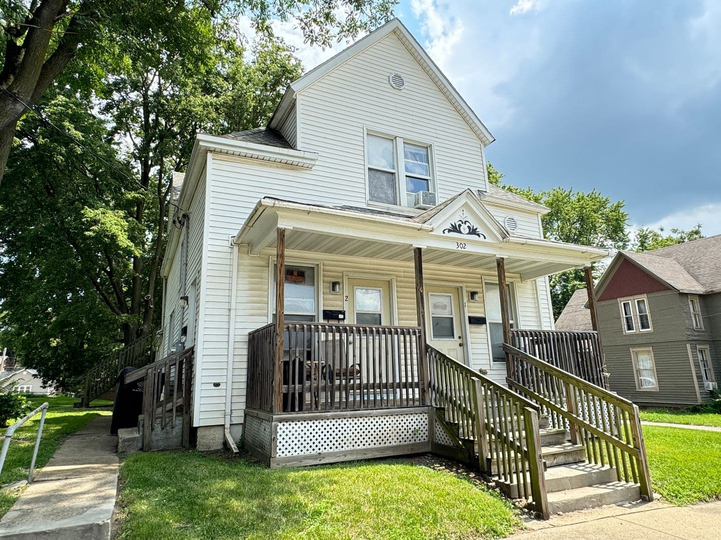 Bloomington Apartment: 302 S. Prairie
