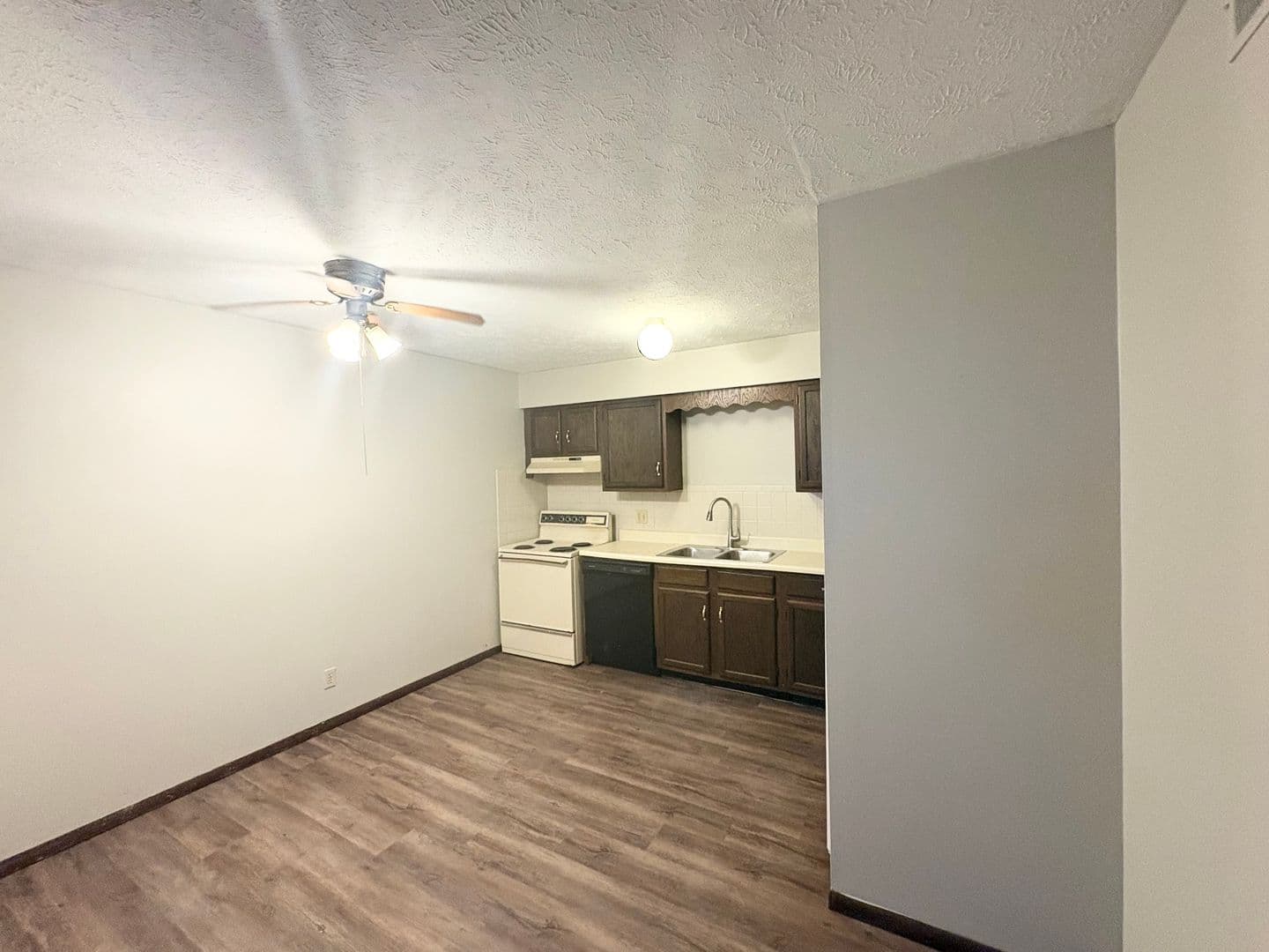 Bloomington Apartment: 6 Willedrob