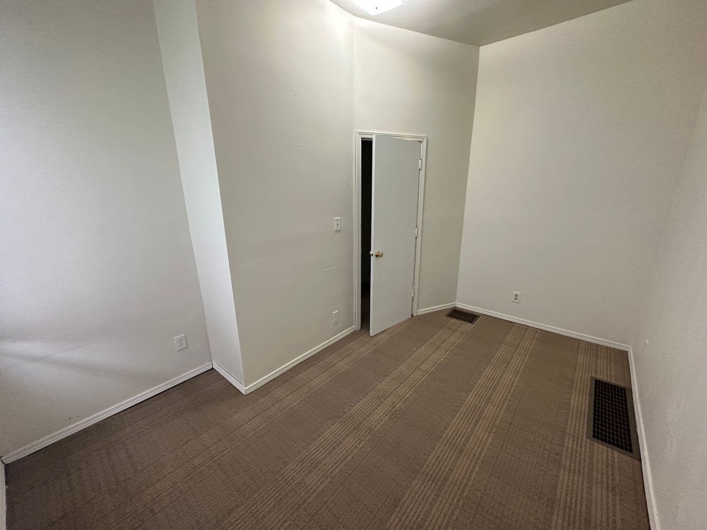 Bloomington Apartment: 909 W. Taylor