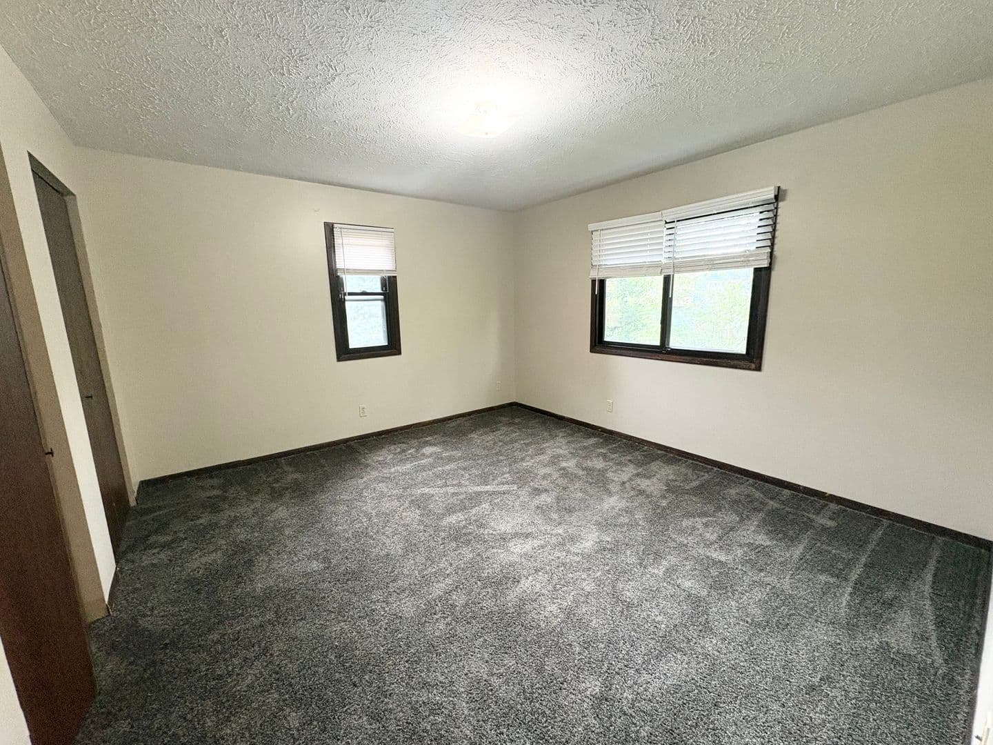 Bloomington Apartment: 6 Willedrob