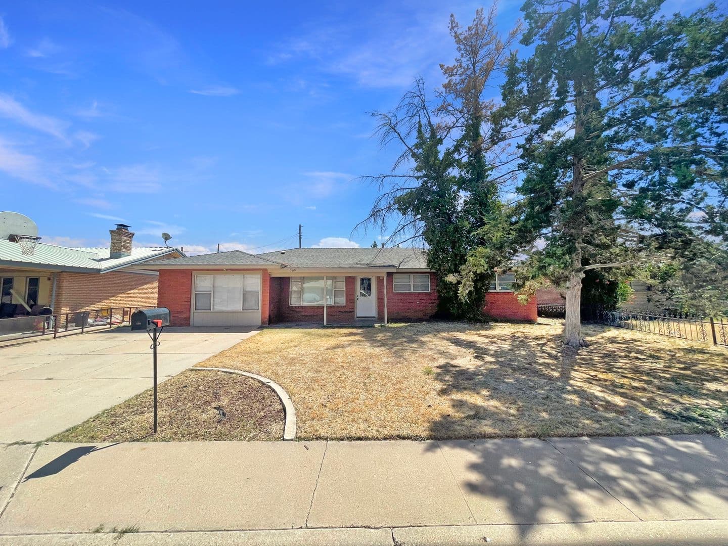Hobbs House: 509 West Saint Anne Place