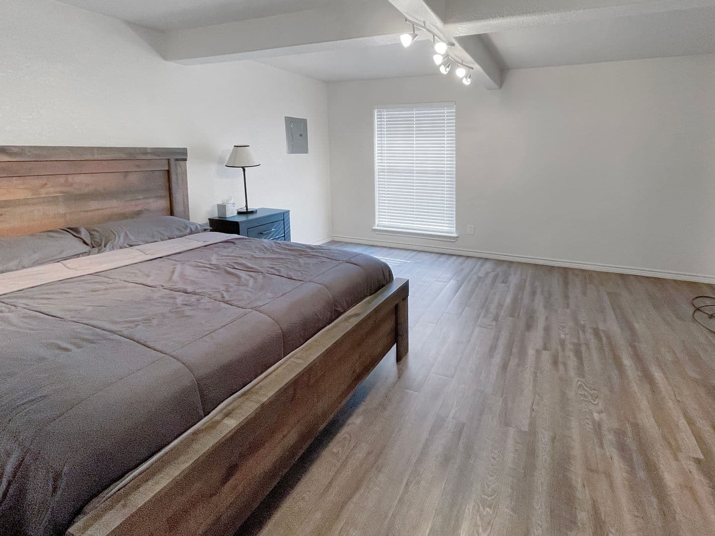 Hobbs Apartment: 1502 East Bender Boulevard