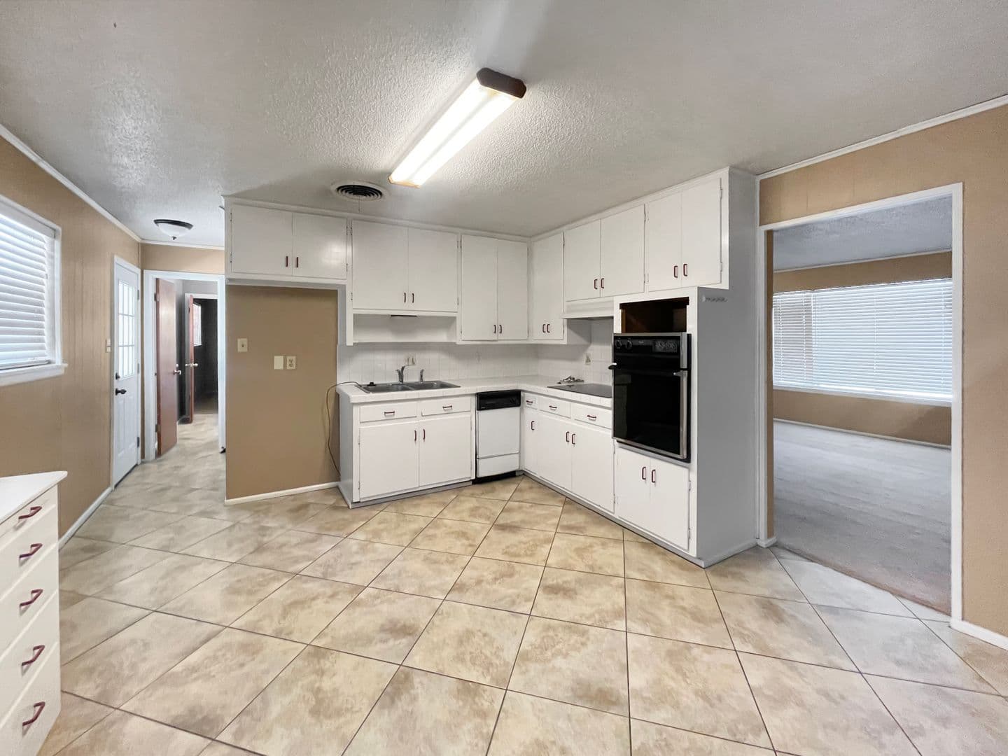 Hobbs House: 509 West Saint Anne Place