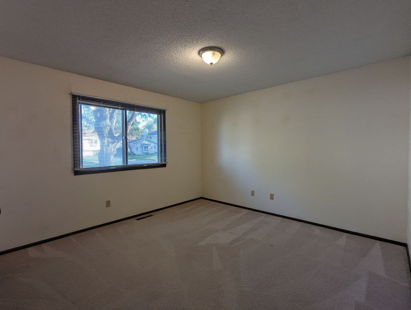 Cedar Falls Apartment: 4025 - 4027 Heritage Rd.