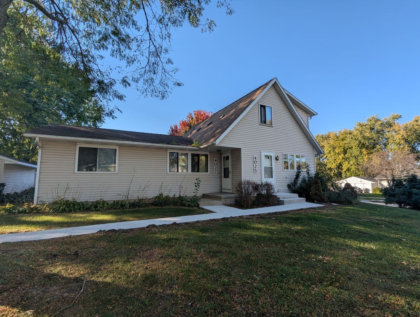 Cedar Falls Apartment: 4025 - 4027 Heritage Rd.